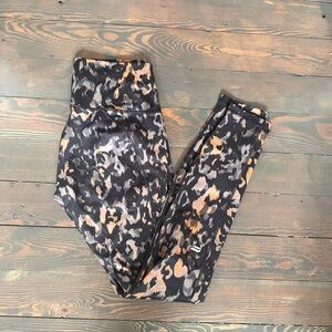 Fabletics! Super cute (ANIMAL PRINT) workout leggings (XS) LIKE NEW 🐆